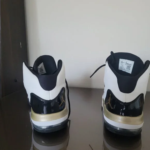 Air Jordan Max Aura white black gold big boys size 8.5 - Picture 7 of 16